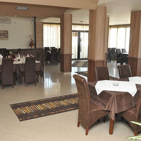 Hotel Extra Lion Md Nisz Restauracja zdjęcie
