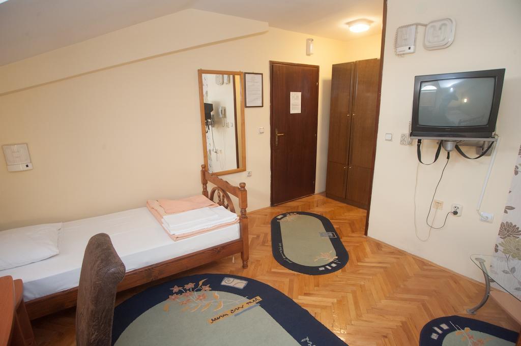 Hotel Extra Lion Md Nisz Zewnętrze zdjęcie